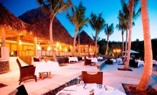 Dining at Likuliku Lagoon Resort in Fiji