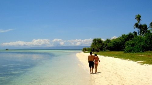 Fiji honeymoons - a couple on a beach.